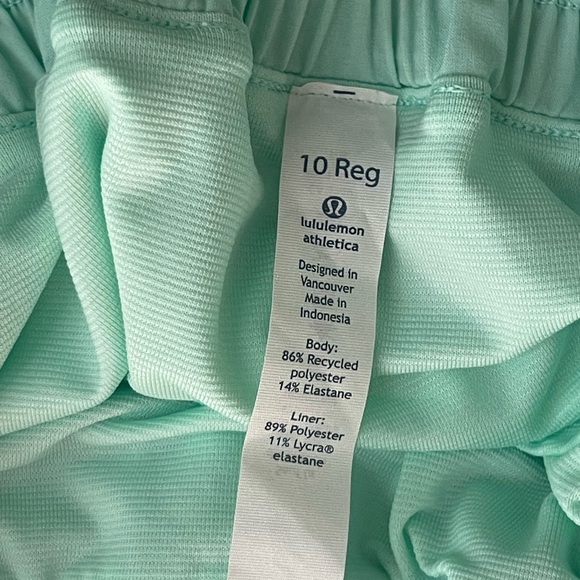 Lululemon Hotty Hot Short II (2.5") Toothpaste Blue Green 2017 W7AGUR $58 Swift - Picture 5 of 7